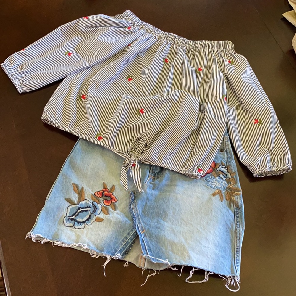 Roommates Juniors Off Shoulder Top With Embroidered Flo